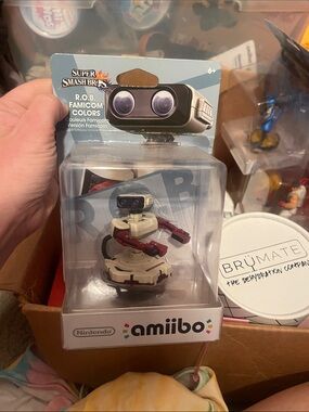 Nintendo R.O.B. Famicom Colors Amiibo - Cream & Red